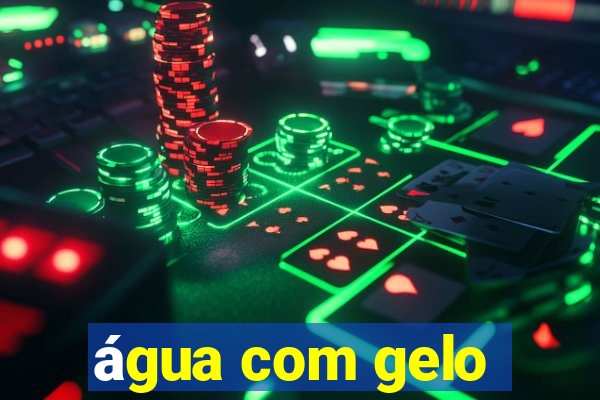 água com gelo