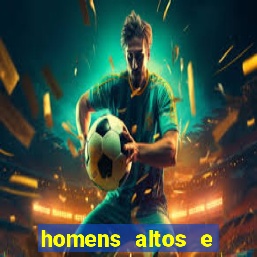 homens altos e magros pelados