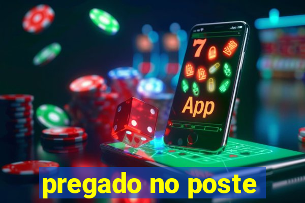 pregado no poste